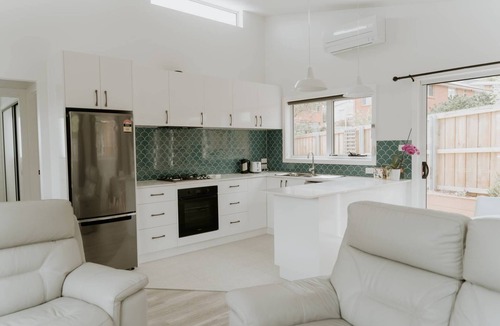 Bellerive Cottage | Private Guesthouse Retreat – Close to Everything, Peaceful Stay