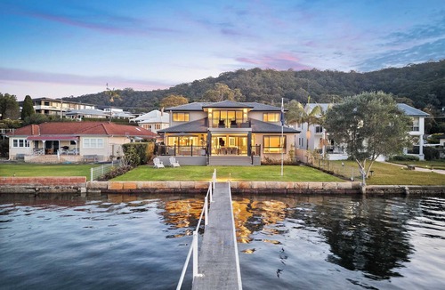 Koolewong House | Private Jetty · Waterfront · Sleeps 10 · Theatre