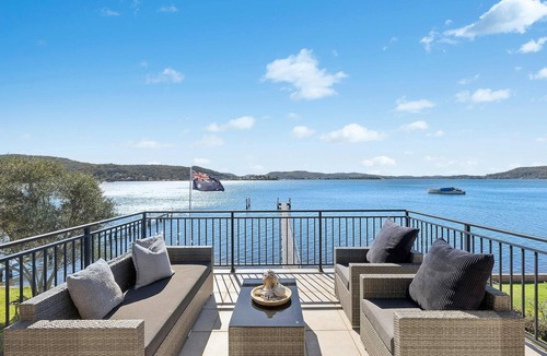 Koolewong House | Private Jetty · Waterfront · Sleeps 10 · Theatre