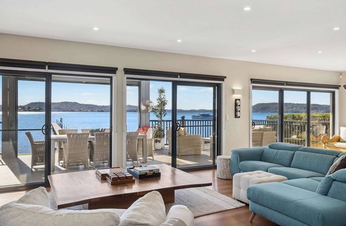 Koolewong House | Private Jetty · Waterfront · Sleeps 10 · Theatre