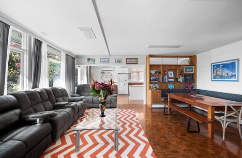 Highett Condo | Private king guest room w/free parking