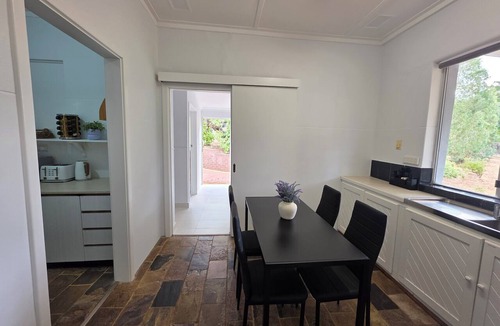 Kelmscott Cottage | Private Perth Hills Cottage | Nature Retreat with Kangaroos