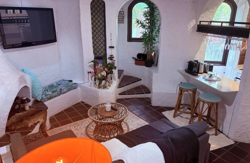 Earlwood Villa | PRIVATE VILLA, with PRIVATE POOL Perfect for couples & also pet friendly