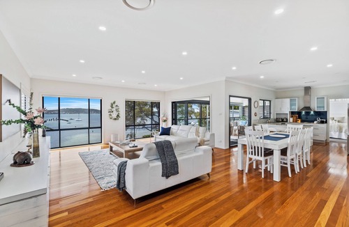 Marks Point House | Private Waterfront 4 Bedroom Home with Jacuzzi. Close to Beach and Cafes.