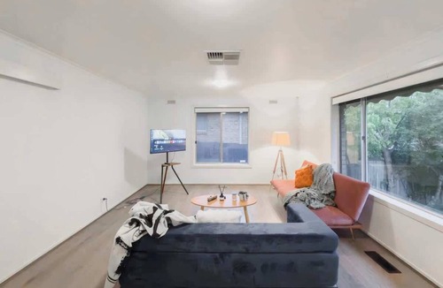 Narre Warren House | Puddings 4b Cozy Retreat walking Westfield & Train