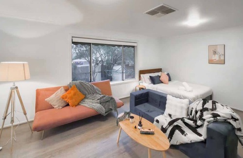 Narre Warren House | Puddings 4b Cozy Retreat walking Westfield & Train