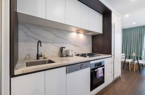 Box Hill Apartment | Puddings Home Box Hill Stylish 2BR Mountain View Gym