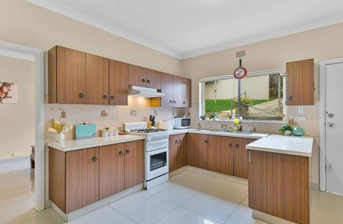Putney House | Puntey 3-Bedroom Cozy House with Parking & Kitchen
