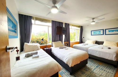 Highett House | Quad Guest Room 5 Near Shops with Fully Equipped Kitchen
