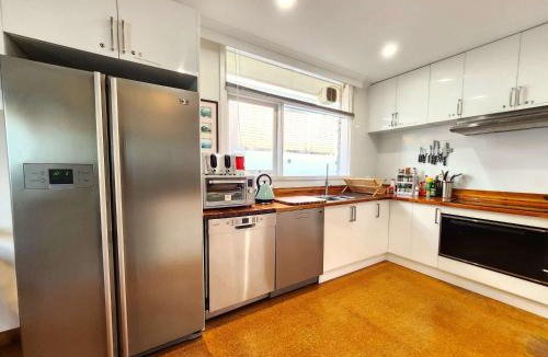 Highett House | Quad Guest Room 5 Near Shops with Fully Equipped Kitchen