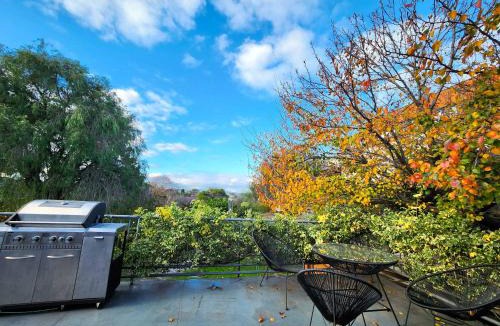 Highett House | Quad Guest Room 5 Near Shops with Fully Equipped Kitchen