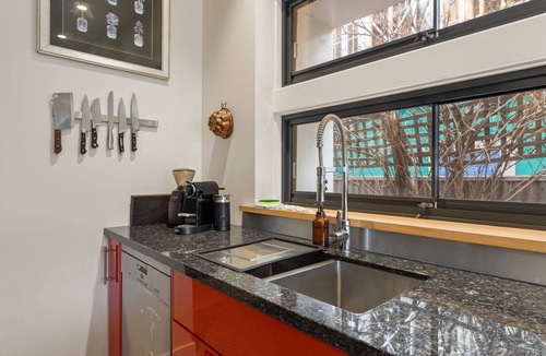 Newport House | Quaint 4-Bed with Backyard, 5-Min to the Beach