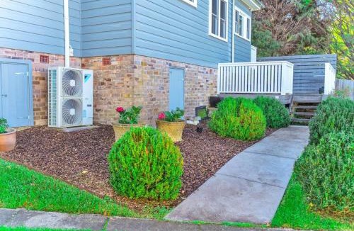 Berrima House | Quarry Hill Cottage, 1 minute walk into Berrima.