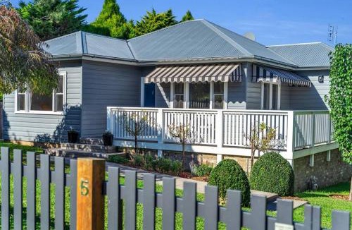 Berrima House | Quarry Hill Cottage, 1 minute walk into Berrima.