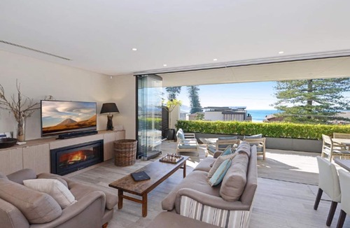 Avoca Beach Apartment | Quarterdeck 1 - Luxury Apartment Suits 2 Families