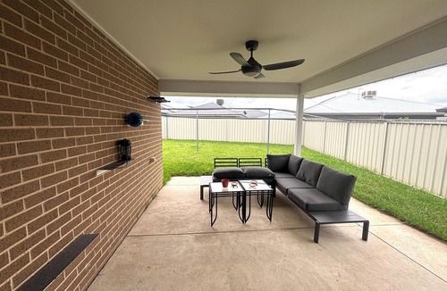 West Wodonga House | Queen bed with garden view in west wodonga