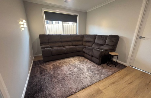 West Wodonga House | Queen bed with garden view in west wodonga