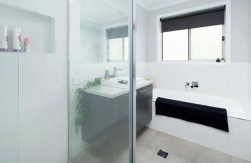 West Wodonga House | Queen bed with garden view in west wodonga
