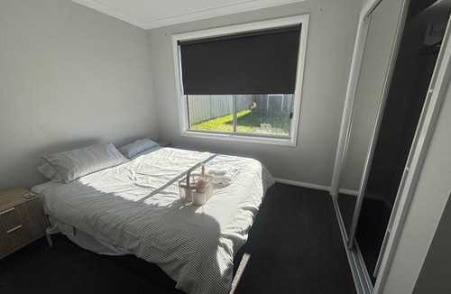 West Wodonga House | Queen bed with garden view in west wodonga