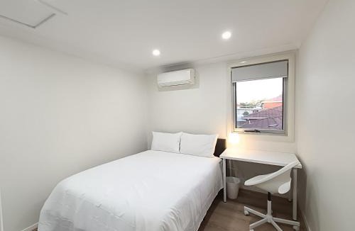Merrylands House | Queen Room - Train Station & Shopping Centre - NM8