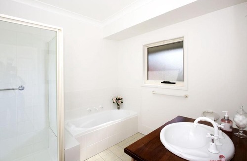 Berry House | Queen Street Cottage - By Berry Getaways