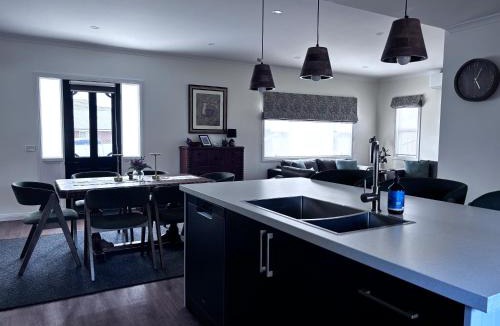 Portland House | Queensly Cottage