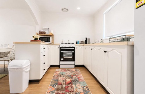 Whittington House | Quiet Geelong Getaway Family Friendly