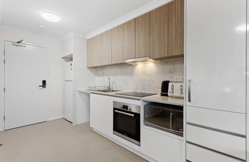 Rockingham Apartment | Quiet Rockingham Apt | Office Ready + Central - Yaran Suites 2 Bedroom 1 Bathroom Parkview Apartment - Ground Floor