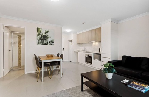 Rockingham Apartment | Quiet Rockingham Apt | Office Ready + Central - Yaran Suites 2 Bedroom 1 Bathroom Parkview Apartment - Ground Floor