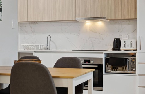 Rockingham Apartment | Quiet Rockingham Apt | Office Ready + Central - Yaran Suites 2 Bedroom 1 Bathroom Parkview Apartment - Ground Floor