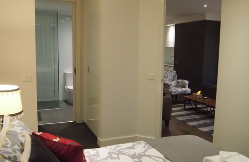Collingwood Apartment | Quiet stylish haven in lively precinct