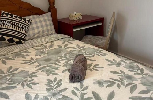 Maddington House | R1 Bright Spacious Room