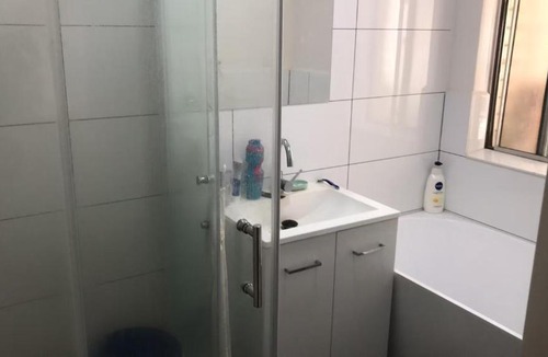 Maddington House | R4 Bright Spacious Room near Perth Airport with AC
