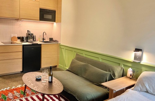 Carlton South Apartment | RATHDOWNE RETREAT - Your inner city Carlton sanctuary!