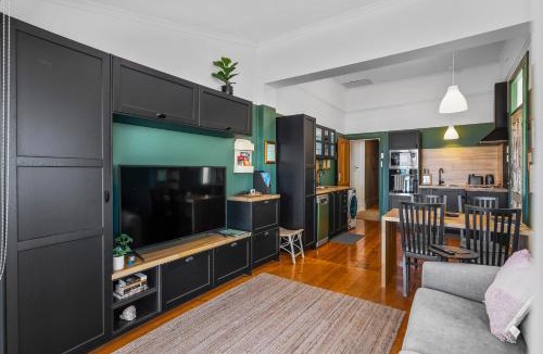 Henley Beach House | Rawsons shack Beachfront unit suits single or couple