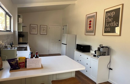 Adelaide Apartment | Recently renovated studio on 10 acres near the Barossa. Continental breakfast.