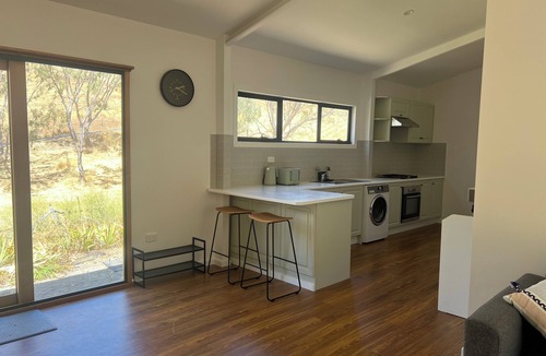 Adelaide Apartment | Recently renovated studio on 10 acres near the Barossa. Continental breakfast.