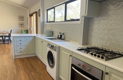 Adelaide Apartment | Recently renovated studio on 10 acres near the Barossa. Continental breakfast.