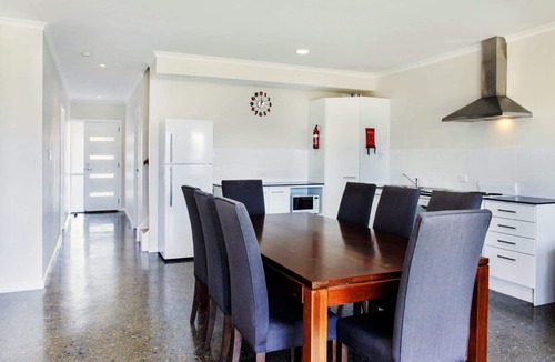 Melville Apartment | Red Door Retreat - Dog Friendly - Off peak special!