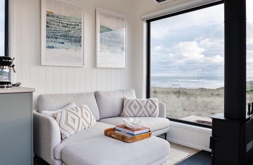 King Island Council Cabin | Red Rock Hut - oceanfront tiny house on King Island with hot tub and sauna