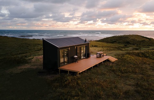 King Island Council Cabin | Red Rock Hut - oceanfront tiny house on King Island with hot tub and sauna