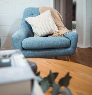 Stratford House | Redbank Retreat - Stylish Farm Stay king master suite one-acre private property