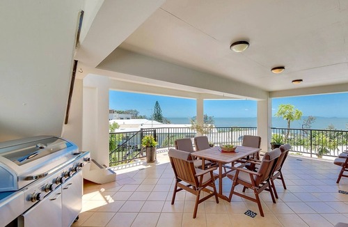 Lammermoor House | Reel Em Inn @ Cooee- Pool and Ocean Views
