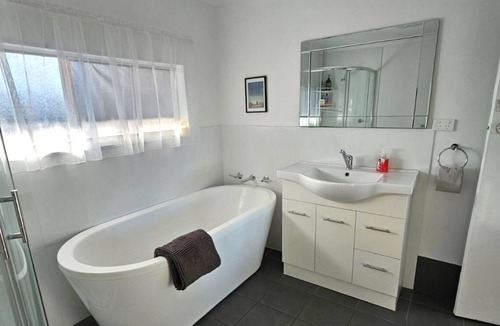 Port Victoria Hotel | Reel 'Em Inn, Port Victoria