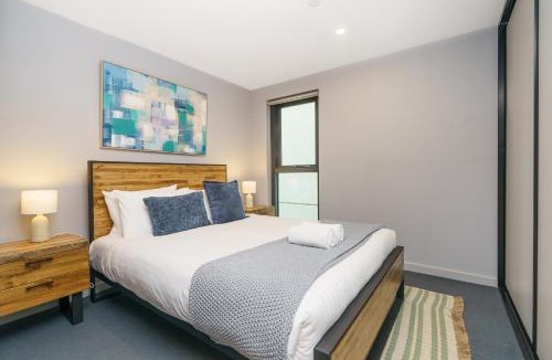 Kingston Apartment | Refined Kingston Apartment, Foreshore Lake Access - Hosted by Canstay