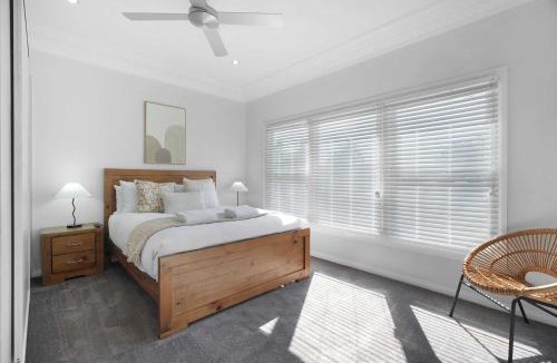 Dubbo House | Regal House - Modern Family Retreat Pets Allowed