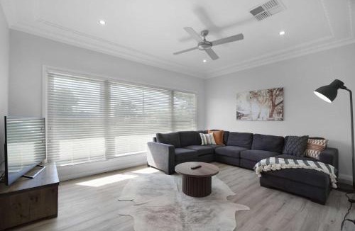 Dubbo House | Regal House - Modern Family Retreat Pets Allowed