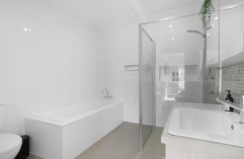Dubbo House | Regal House - Modern Family Retreat Pets Allowed