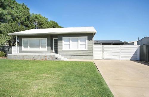 Dubbo House | Regal House - Modern Family Retreat Pets Allowed