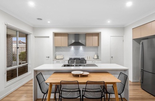St Leonards House | Regal Retreat - Luxury Coastal Escape with Heated Pool – St Leonards